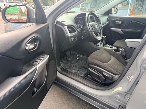 Used 2019 Jeep Cherokee Sport image 15