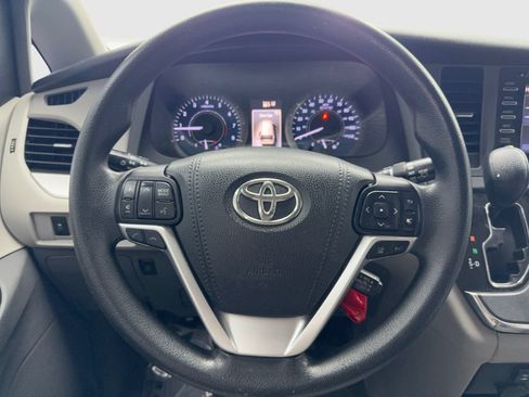 Used 2018 Toyota Sienna LE w/ Carpet Mat Package FWD image 19