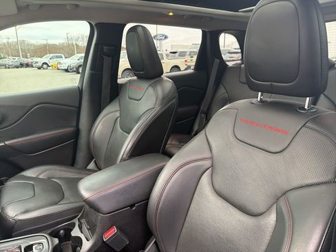 Used 2019 Jeep Cherokee Trailhawk image 16