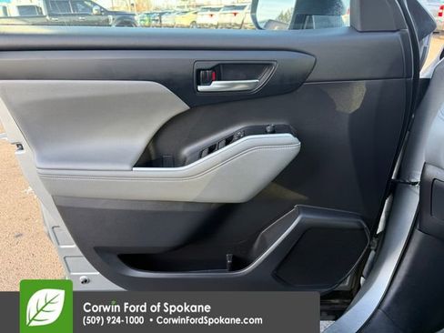 Used 2021 Toyota Highlander XLE image 21