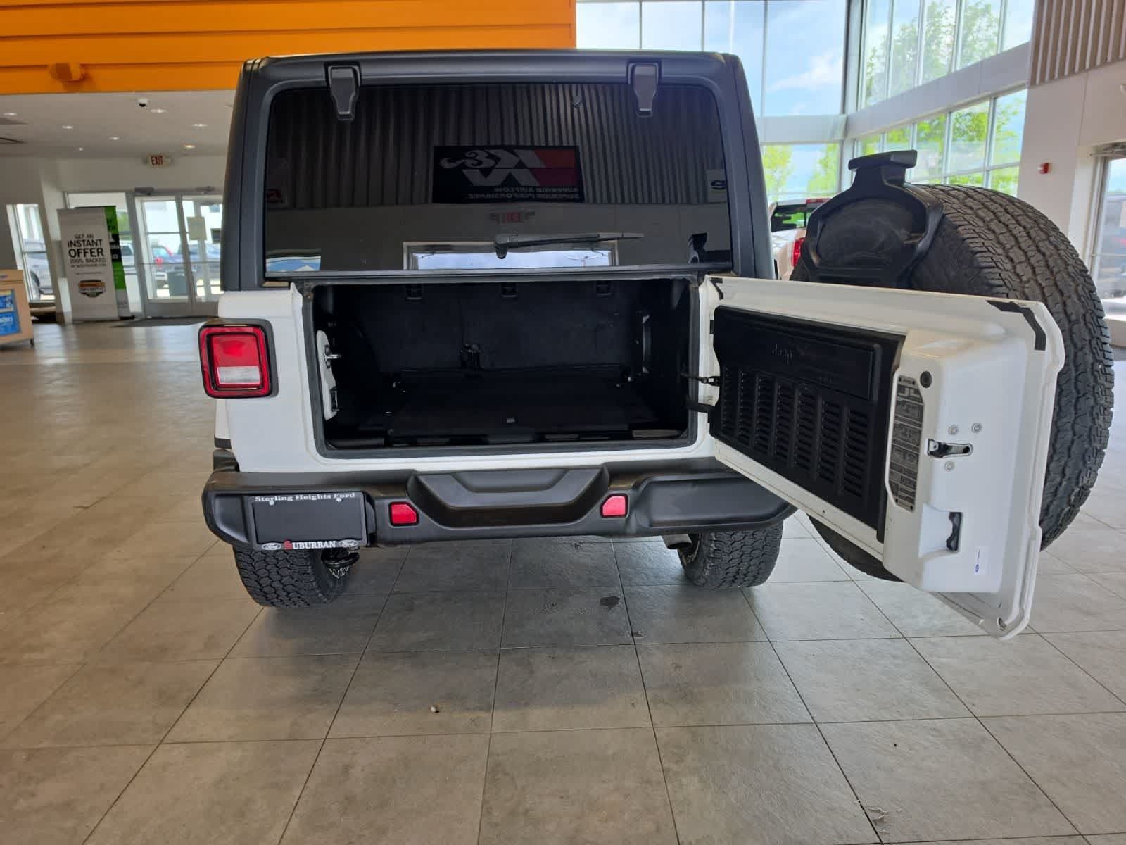 Used 2022 Jeep Wrangler Unlimited Sahara w/ Cold Weather Group AWD/4WD image 31