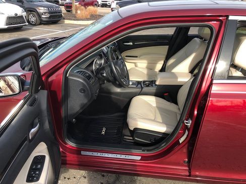 Used 2018 Chrysler 300 Limited w/ Safetytec Plus Group image 18