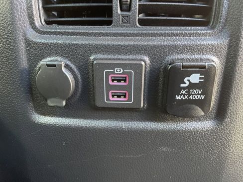 Used 2024 Nissan Titan SV w/ SV Convenience Package image 38