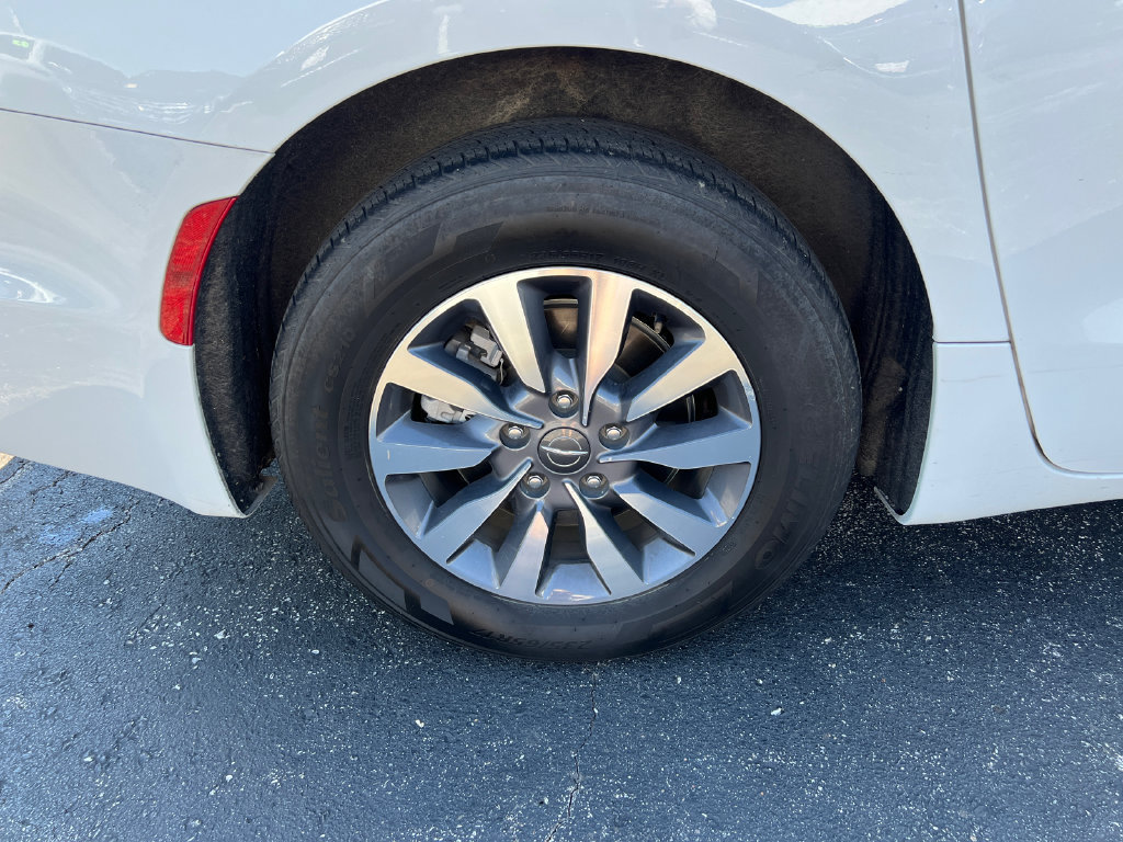Used 2024 Chrysler Pacifica Limited FWD image 6