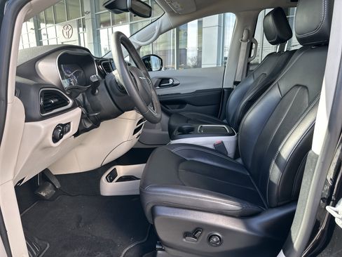 Used 2024 Chrysler Pacifica Touring-L image 11