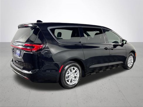 New 2026 Chrysler Pacifica Select FWD image 6