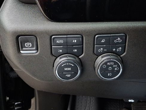 Certified 2025 Chevrolet Silverado 2500 LTZ w/ LTZ Convenience Package AWD/4WD image 28