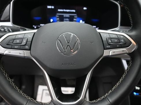 Used 2025 Volkswagen Taos SE AWD/4WD image 17