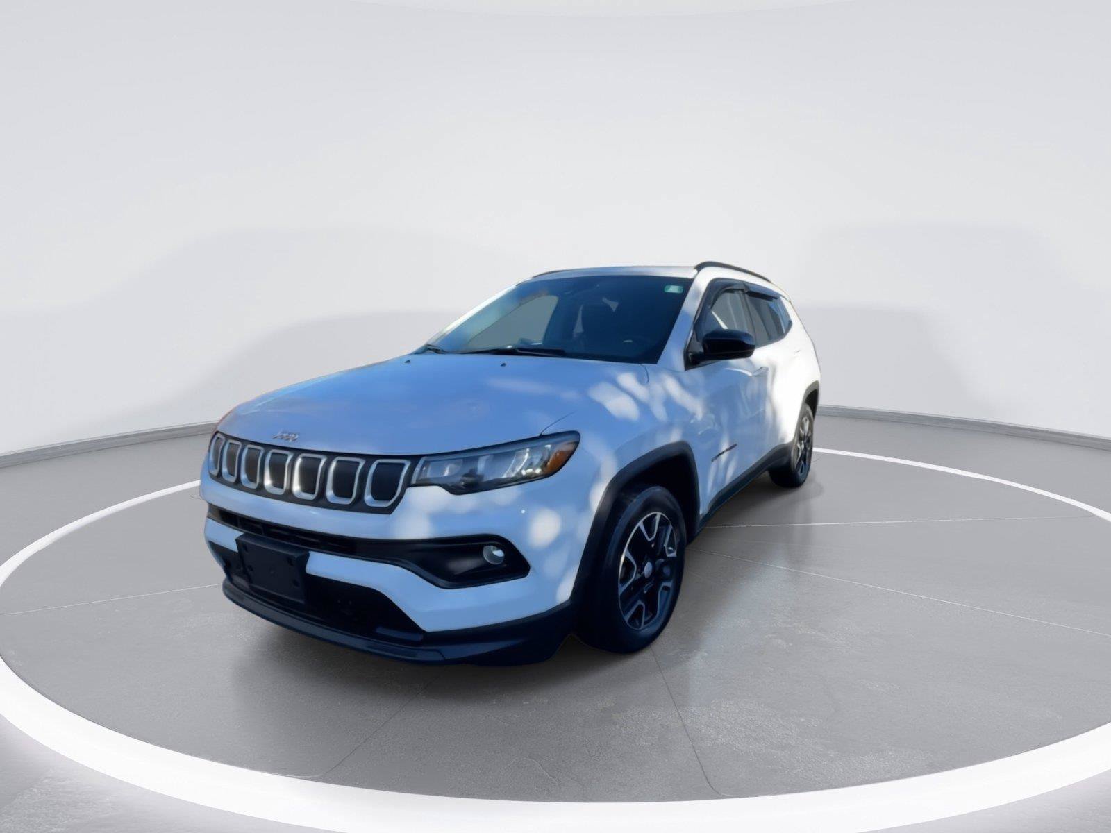 Used 2022 Jeep Compass Latitude w/ Sun and Sound Group AWD/4WD image 4
