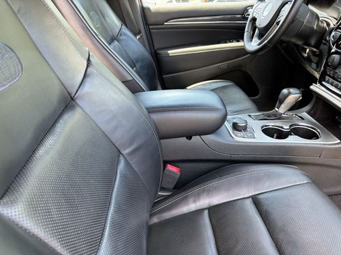 Used 2019 Jeep Grand Cherokee Overland AWD/4WD image 31