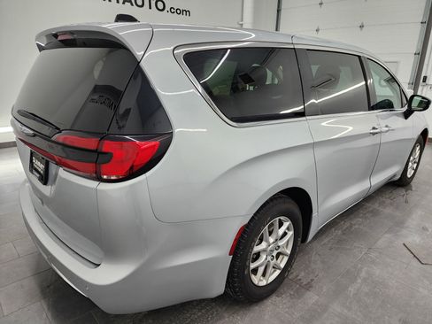 Used 2024 Chrysler Pacifica Touring-L image 5