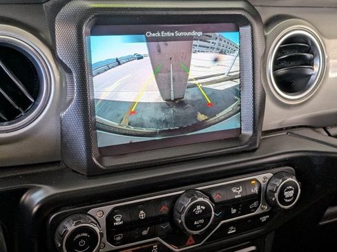 Used 2022 Jeep Wrangler Unlimited Sahara w/ Cold Weather Group AWD/4WD image 16