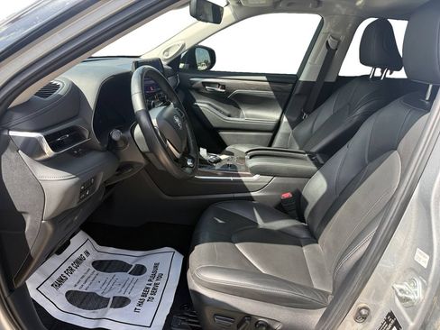 Used 2024 Toyota Highlander Limited FWD image 10