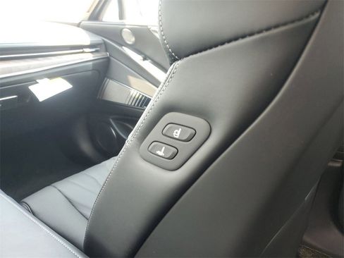 New 2023 Genesis G80 Base image 25