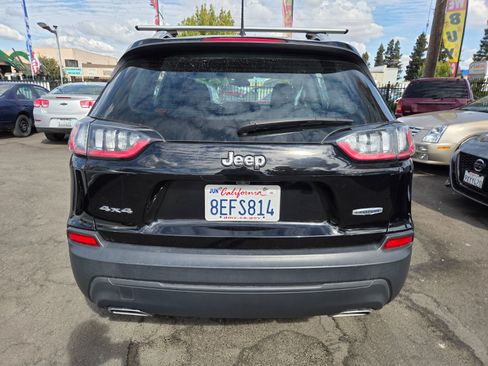 Used 2019 Jeep Cherokee Latitude w/ Cold Weather Group AWD/4WD image 3
