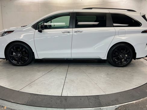 Used 2023 Toyota Sienna XSE w/ XSE Plus Package FWD image 2
