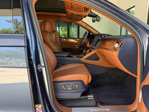 Used 2021 Bentley Bentayga image 36