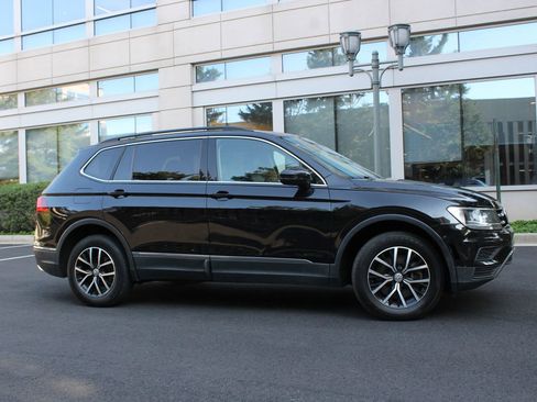 Used 2021 Volkswagen Tiguan SE image 2