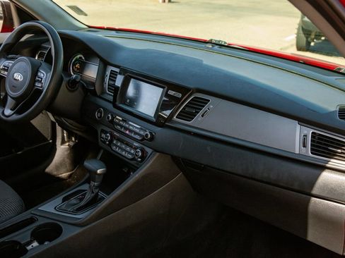 Used 2017 Kia Niro LX FWD image 4