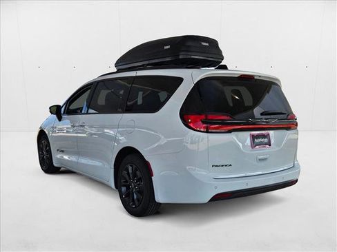New 2025 Chrysler Pacifica Select w/ Fav Edition Package image 9
