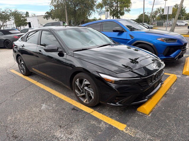Used 2025 Hyundai Elantra SEL FWD image 2