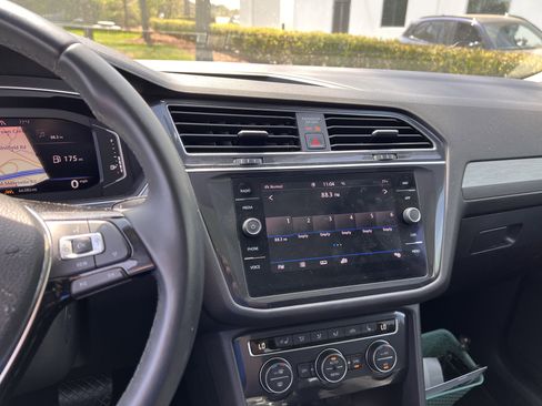 Used 2020 Volkswagen Tiguan SEL image 32