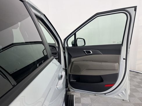 Used 2025 Kia Carnival EX image 27