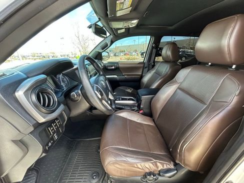 Used 2016 Toyota Tacoma Limited w/ Towing Package image 14