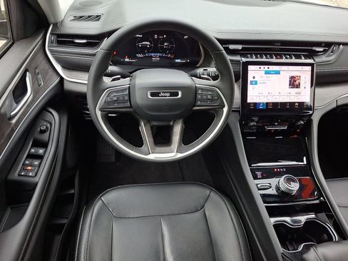Certified 2023 Jeep Grand Cherokee Limited w/ Black Appearance Package AWD/4WD image 12