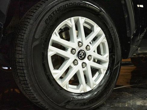 Used 2022 Toyota Tundra SR5 w/ SR5 Convenience Package image 3