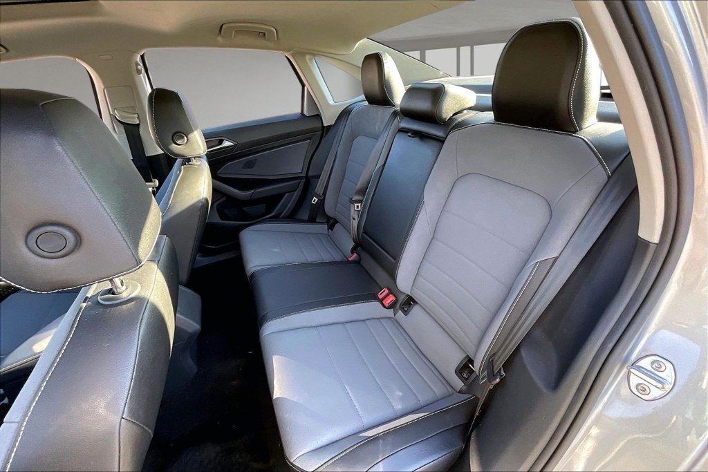 Used 2025 Volkswagen Jetta SE FWD image 21