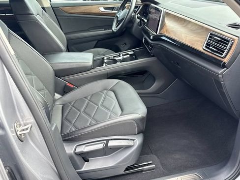 Used 2025 Volkswagen Atlas SE FWD image 13