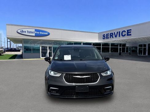Used 2023 Chrysler Pacifica Touring-L FWD image 3