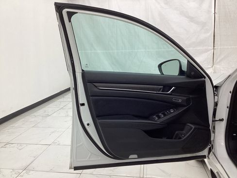 Used 2018 Honda Accord Touring image 18