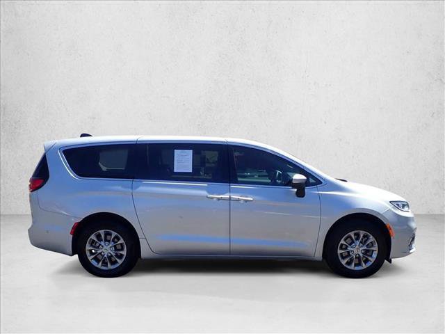 Used 2023 Chrysler Pacifica Touring-L AWD/4WD image 5