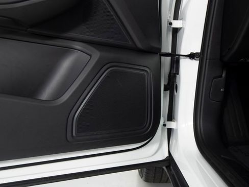 Certified 2025 Porsche Macan AWD/4WD image 21