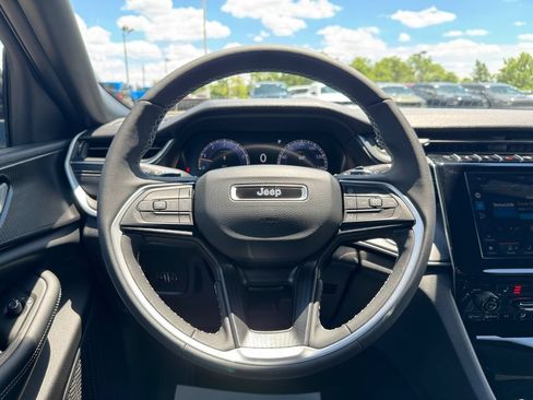 Used 2025 Jeep Grand Cherokee L Altitude AWD/4WD image 15