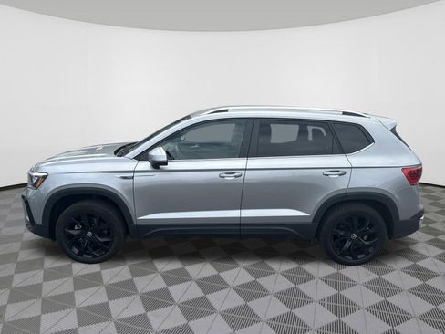 Used 2023 Volkswagen Taos SE w/ Black Wheel Package FWD image 4