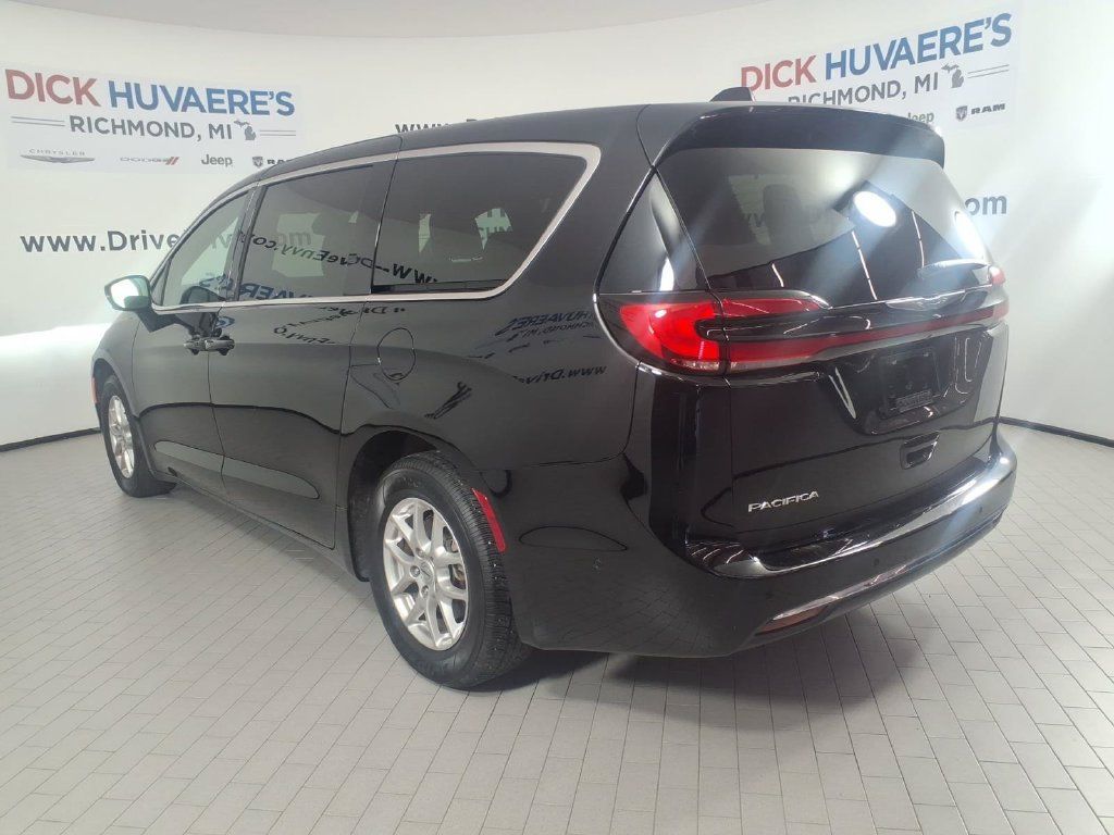 Used 2025 Chrysler Pacifica Select w/ Uconnect Theater Family Group FWD image 6