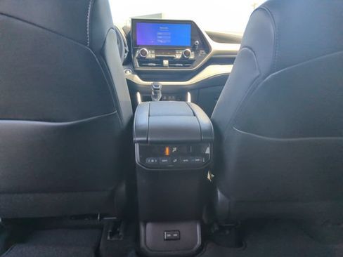 Used 2024 Toyota Highlander XLE AWD/4WD image 31