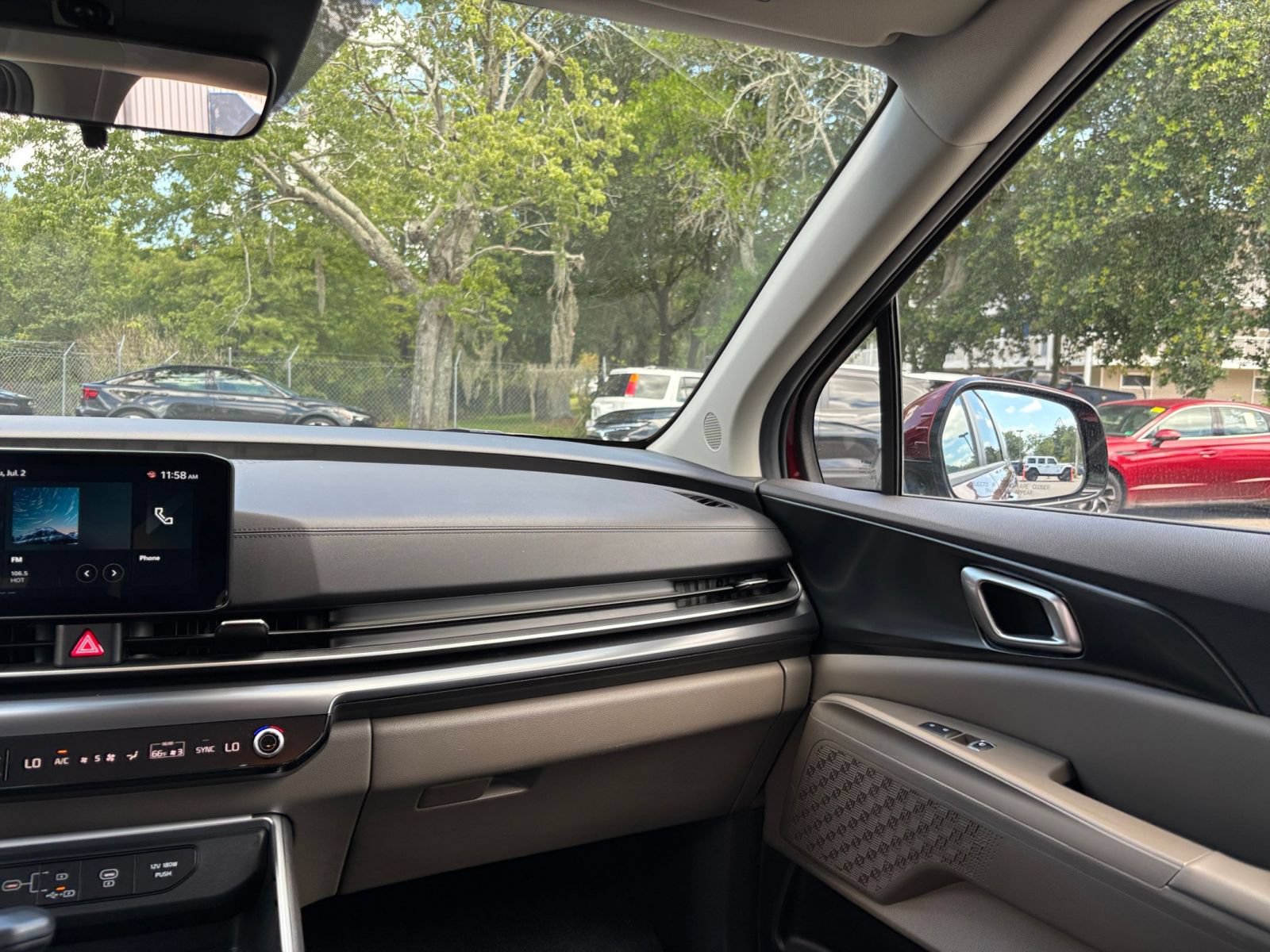 Used 2026 Kia Carnival FWD image 37