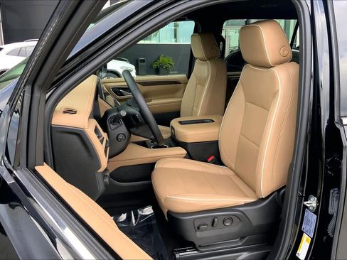 Used 2024 Chevrolet Suburban Premier image 8