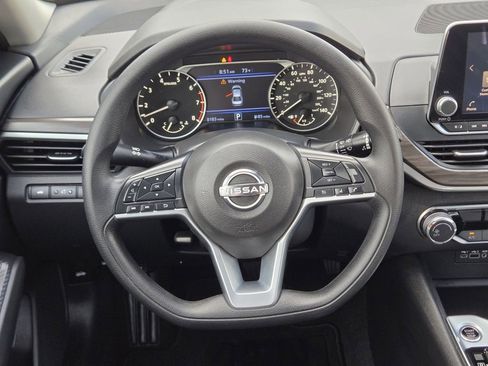 Used 2025 Nissan Altima 2.5 SV FWD image 17