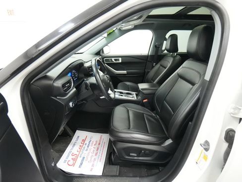 Used 2022 Ford Explorer XLT w/ Equipment Group 202A AWD/4WD image 16