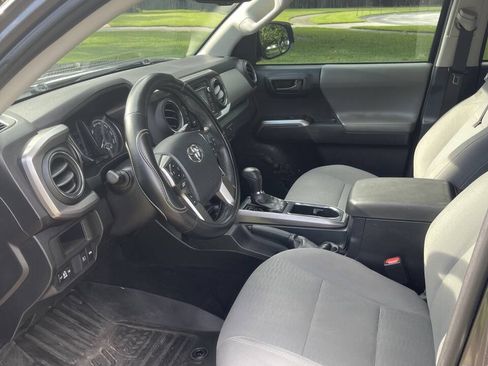 Used 2018 Toyota Tacoma SR5 AWD/4WD image 4