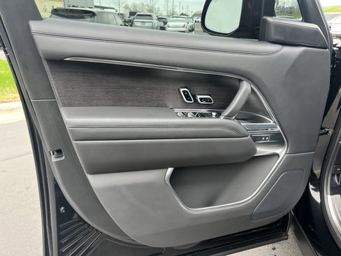 Used 2025 Land Rover Range Rover SE image 13