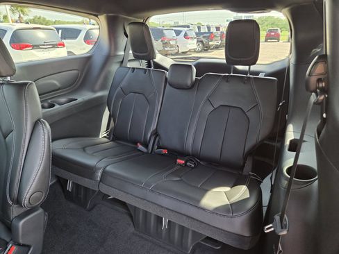 New 2026 Chrysler Pacifica Select FWD image 21