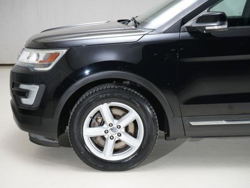 Used 2017 Ford Explorer XLT w/ Equipment Group 201A image 4