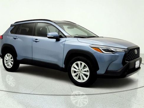Used 2024 Toyota Corolla Cross LE FWD image 3