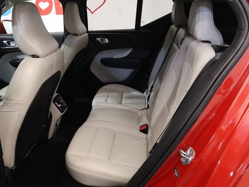 Used 2019 Volvo XC40 T4 Momentum FWD image 14